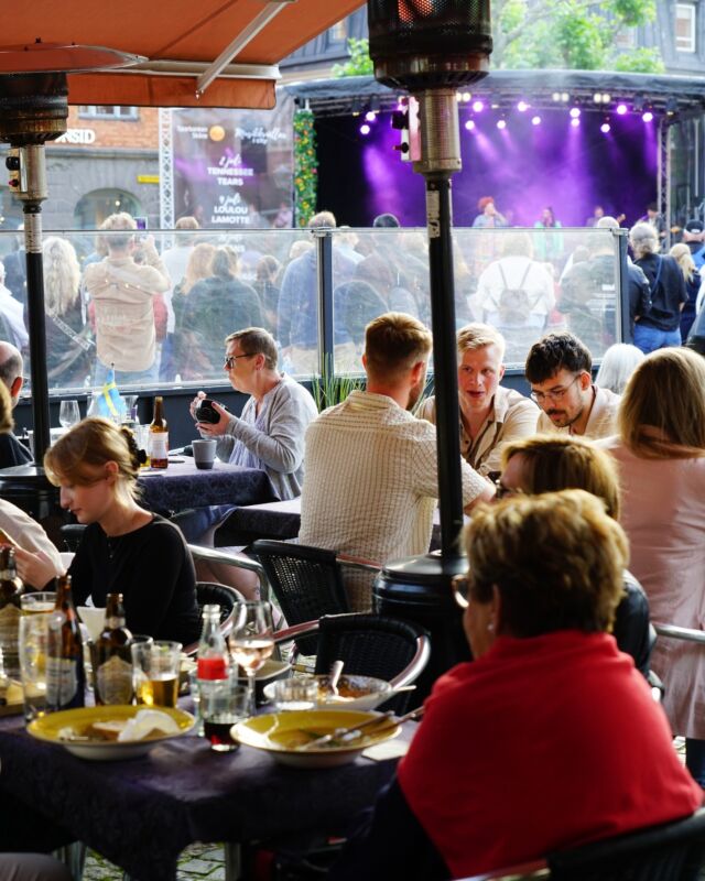 DET HÄNDER I HELGEN 
Njut av ölfestival, livemusik och en internationell tävling i Kristianstad Arena. Samtidigt står stadskärnan redo med butiker, god mat och härlig stämning. 🧡 Vi ses på stan!

FREDAG
🎸 När tåget lämnar perrongen – Ellen Sundberg & Ellinor Brolin i Kjell Höglunds spår
📍Kulturkvarteret, 19.00 (Biljett krävs)

🎶 AW med livemusik
Livemusik med Fredrik Hagedorn, ca 19.00
📍 O'Learys

LÖRDAG
🥋 Swedish Open Taekwondo
📍 Kristianstad Arena, 09.00 - 18.00 (Biljett krävs)

🥐 Helgbrunch på Café Bruncheriet
📍Café Bruncheriet, 10.00-15.00

🍻 Mega-Skånsk Ölfestival (Fri entré)
Skånska bryggerier på plats – med livemusik som sätter stämningen
📍 Grisen & Draken, 12.00-17.00

🍻 Ölfest på Tappad
Utebar med extra allt – det bjuds på grillad korv när du köper öl!
📍 Tappad, 12.00 - Sent

AW med livemusik
🎶 Livemusik med Fredrik Hagedorn, ca 19.00
📍O'Learys

🎺 Afternoon Jazz – SWING 23 // Kulturkvarteret
📍Kulturkvarteret, 15.00 (Biljett krävs)

🎸 Creedence with Love
📍Biljardkompaniet, 20.00 (Biljett krävs)

SÖNDAG
🥋 Swedish Open Taekwondo
📍 Kristianstad Arena, 09.00 - 18.00 (Biljett krävs)

🐦‍⬛ Måla fåglar
📍 Naturum Vattenriket, 11.00-13.00

Se vad som är på gång i Kristianstadsbygden! Här hittar du massor av spännande evenemang: visitkristianstad.se.