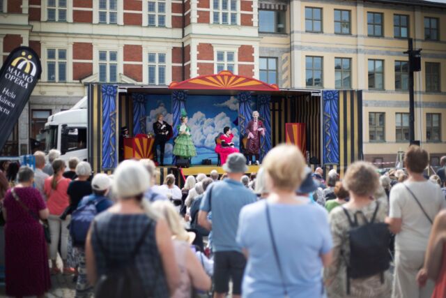 Malmö Opera återvänder till Kristianstad City! 🧡🎭
Såhär trevligt hade vi det förra året när Malmö Opera gjorde entré i stan. Den 31 maj får vi återigen finbesök i stadskärnan när Malmö Opera bjuder på en gratisföreställning i toppklass – denna gång på Lilla torg! Ett samarbete med @kristianstadsteaterforening 

Samtidigt firar vi långlördag med loppis på Stora torg, gospel-pop up längs gatorna, skönt cityhäng och mycket mer.☀️

📅 Boka in 31 maj redan nu (Både i kalendern och på din favoritrestaurang!) – hela programmet hittar du på kristianstadcity.se. Vi ses på stan! 

Medarrangörer: @kristianstadsteaterforening @consid_ab @

@malmoopera #kristianstad #kristianstadcity