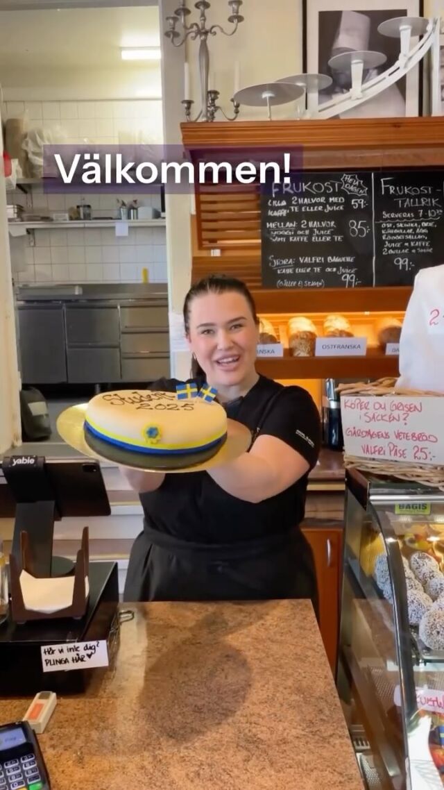 🥳 Om bara några få veckor ekar glädjeropen från studentflaken genom stan! I Kristianstad City hittar du allt du behöver för att fira studenten på bästa sätt – och med det som city gör allra bäst: fantastisk service. Från catering och den perfekta outfiten till utspringet, till dekorationer, personliga studentplakat och presenter som skapar minnen för livet. 🎓

📍 Axelssons Conditori, Götgatan 10B
📍 Sandelins City, Västra Storgatan 40
📍 Partaj, Östra Storgatan 42
📍 Gina Tricot, Boulevard
📍 Cronerts Smycken & Inredning, Västra Storgatan 39

#kristianstad #kristianstadcity