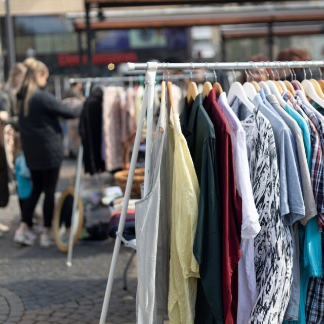 Kläder & Ting - Loppis, Stora torg 🛍️
Under långlördag 31 maj är det återigen dags för loppis under bar himmel - denna gång på Stora torg! Fynda på loppisen Kläder & Ting, arrangerad av Christina – föreningen för företagsamma kvinnor.

👉 Vill du vara med och sälja? 
Anmäl dig senast den 25 maj till marie.bjorkman@ekonomiavdelningen.com
Pris: 250 kr inkl. moms (bord ingår, bindande anmälan, förskottsbetalning via Swish).
Mer information ges vid anmälan.

📍 Stora torg, 11.00 - 16.00