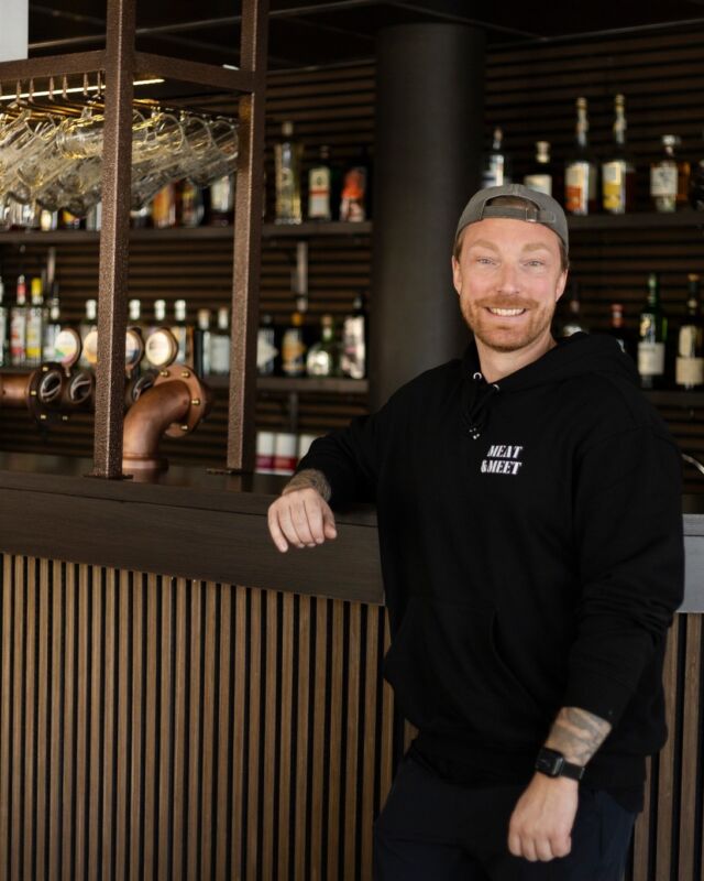 Ny mötesplats i Kristianstad – Meat & Meet öppnar dörrarna! 🍸🥳
Från gott kött till sällskapsspel och signaturdrinkar – Kristianstad har fått en ny destination för både middag och mingel.

Idag klockan 17.00 gick startskottet för Meat & Meet, restaurangen som tar över efter Steakhouse och förvandlas till en levande lounge framåt natten. Med ett nytt koncept och ett uppfräschat uttryck siktar man på att bli Kristianstad Citys nya självklara mötesplats.

Bakom satsningen står entreprenören Henning, idag känd som ägare till Le Croissant i C4 Shopping. Nu tar han steget in i kvällslivets hjärta – och ambitionerna är tydliga.
– Vi vill skapa en plats där man stannar hela kvällen, från god middag till avslappnat häng med musik, spel och drinkar, säger Henning.

Ny look – ny känsla 🙌🏻
Lokalen har fått sig en uppgradering: barerna är rustade, väggarna målade och det har fräschats upp. Samtidigt har man behållit delar av Steakhouse-arvet – det unika möblemanget är kvar och ger restaurangen karaktär.

Men det är inte det enda som är nytt. Även menyn har fått en kärleksfull makeover – ett mindre men mer genomtänkt utbud av kött- och fiskrätter till rimliga priser. 
– Det blir en lite mindre meny – med desto mer kärlek, berättar Henning.

Lounge efter 22 🪩
När klockan slår 22 förvandlas Meat & Meet till något helt nytt – en lounge med nedtonad musik, sällskapsspel och kreativa cocktails. Gästerna kan utmana varandra i klassiker som Yatzy, Skip-Bo eller fem i rad, allt medan drinkarna blandas i takt med musiken.

Stora ytor – stora möjligheter
Med sina 167 sittplatser inomhus och en uteservering med plats för ytterligare 80 gäster, är Meat & Meet en av Kristianstads största restauranglokaler. Här finns utrymme för allt från konferenser och födelsedagsfiranden till temakvällar och trubadurspelningar.

Och mer är på gång. I sommar öppnar även en glassbar lagom till studentfirandena, och framöver väntar fler events, temakvällar och överraskningar.

Psst - Mors dag håller Meat & Meet öppet 14.00 - 22.00. Boka bord via Instagram eller 044-120020. 

🍽️ Boka bord via Instagram eller på 044120020
🧡 @meatandmeetkristianstad
📍Nya Boulevarden 6
