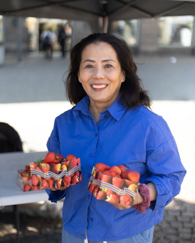 Se vem som är tillbaka på torget! 👋🏻 I sommar välkomnar vi en kär torghandlare tillbaka till Lilla Torg – Lilla Le är här hela sommaren med sina ljuvliga svenska jordgubbar. Mums! Titta förbi, säg hej och passa på att ta med dig några smaskiga jordgubbar hem. 🍓
