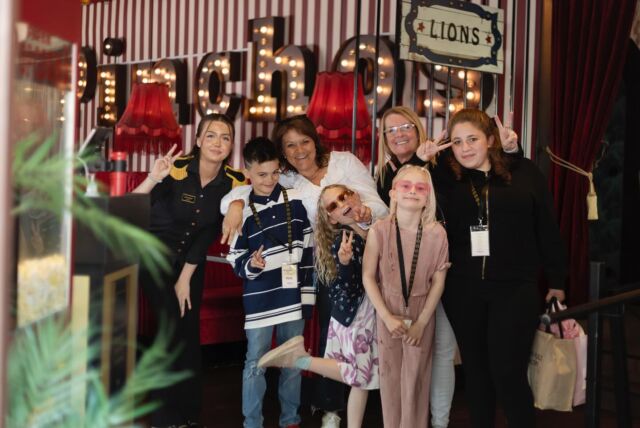 MIN DRÖMDAG I CITY ✨
I lördags fick fyra fantastiska barn chansen att uppleva sin drömdag i city. 💌 Tillsammans med eldsjälarna Helena Bergh och Mia Da Silva arrangerade vi en riktig heldag i city: från lyxig hotellfrukost och shopping till glasskalas, styling som superstjärnor, festmåltid och godis i överflöd 🍭

Vi vill rikta ett enormt TACK till alla fantastiska medlemmar som öppnade sina hjärtan och gjorde dagen oförglömlig för barnen. 🧡

Dagens höjdpunkter:
🥐 Lyxig hotellfrukost hos @qualityhotelgrandkristianstad 
💇‍♀️ Styling, klippning och goodiebags från @salongelixir och @elitesalong 
🍦 Glassfest hos @ottoglasslillatorg 
🍴 Festmåltid på @pinchos
🍬 Godislycka hos @coopcitykristianstad 

Tack för att ni gjorde Min Drömdag i City till en dag att minnas för livet! 🧡 #kristianstad #kristianstadcity @mia_dolores @helenabergh70