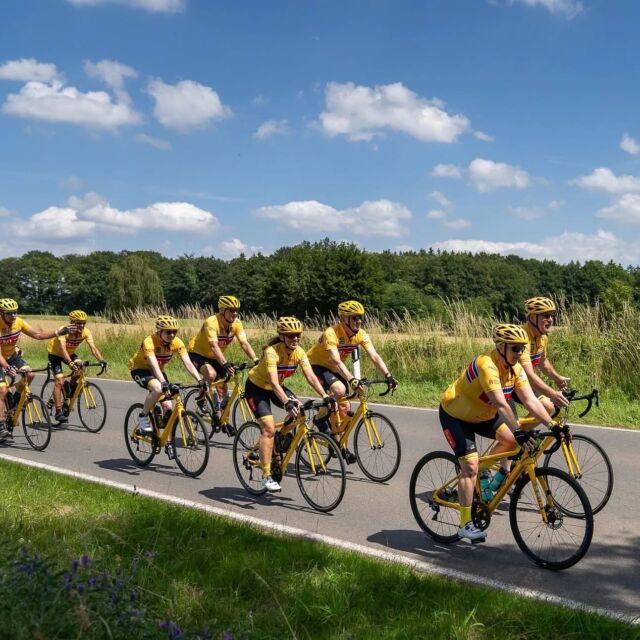 Team Rynkeby och Kristianstadsprofiler cyklar till förmån för Barncancerfonden under Musikkvällar i City! 🚴🏻🎶

Den 1 juli får Kristianstad Citys sommarevenemang Musikkvällar i City en extra dos av hjärta, svett och kämparglöd när Team Rynkeby Kristianstad tillsammans med lokala Kristianstadsprofiler cyklar för att samla in pengar till Barncancerfonden.🧡

Under hela kvällen med start kl. 18.00 på Lilla torg får publiken ta del av en aktivitet där lokala företagare, föreningsledare och kända Kristianstad-profiler tar plats på cykeln – 20 minuter var – i ett gemensamt mål: att samla in så mycket pengar som möjligt till kampen mot barncancer. 🫶🏻

– Musikkvällar i City bjuder inte bara på musik, utan också på aktiviteter som visar hur mycket hjärta det finns i Kristianstad. Det finns en enorm vilja att göra skillnad, tillsammans, och det känns helt fantastiskt, säger Linda Johansson, projektledare för Musikkvällar i City.

Besöket sker bara dagar innan Team Rynkeby cyklar till Paris för att stötta Barncancerfonden. Kom och heja, bidra – och njut samtidigt av livemusik när The Refreshments och Emilio Walter står på scen! 👋🏻🎶

Stöd insamlingen, Swish: 123 615 24 25

 @teamrynkebykristianstad 

⏰ 1 juli, 18.00 - 21.40
📍 Lilla torg

#kristianstad #kristianstadcity