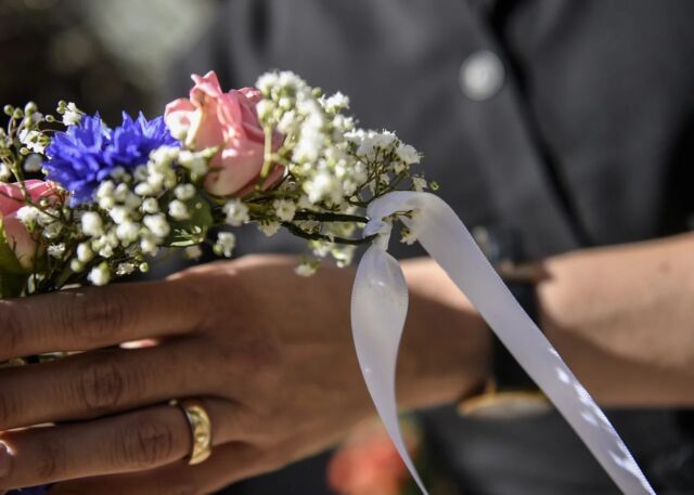 MIDSOMMARKRANS 2025🌻🍓
Midsommar närmar sig – och i år ser det ut att bli strålande väder! Det är med andra ord hög tid att beställa din midsommarkrans. ☀️ Här hittar du en lista över våra medlemmar som erbjuder vackra kransar till midsommarfirandet. Men vänta inte för länge – i år är det högt tryck. 

💐 Jaffa Blommor
Färdig midsommarkrans: 300–595 kr
(Begränsat antal – först till kvarn!)

Kranskit (Stomme + blommor): 250 kr

Bind din egen krans:
Midsommarafton kl. 09.00–12.00
Pris: 250 kr – allt material ingår!
🧡 @jaffablommor 
📞Beställning: Ring 044-212141

💐 MD Inredning & Flora
Färdig midsommarkrans: 450–550 kr
Beställ senast: Torsdag 19 juni (slutet av dagen)
🧡 @interfloramdinredningochflora 
📞 Beställning: Ring 044-12 99 89

💐Viola Blommor
Färdig midsommarkrans: 395-595kr
Beställ senast: Torsdag förmiddag 19 juni
🧡 @violakristianstad 
📞 Beställning: Ring 044-21 12 51

Foto: MD Inredning & Flora, Jens Christian (Kristianstadsbladet)